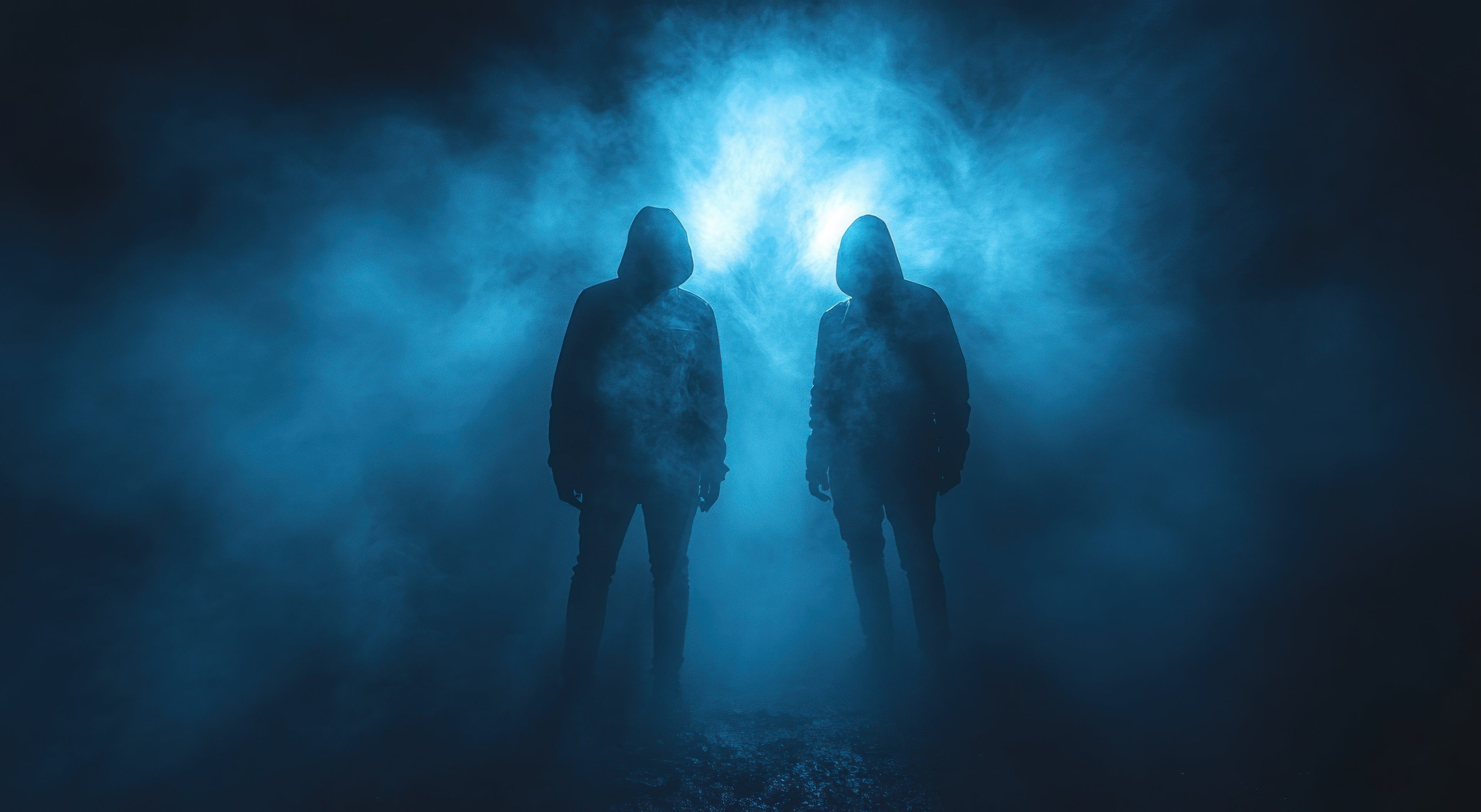 Symbolische Darstellung von Einbrechern im Dunkeln als Bedrohung für Haus und Eigentum